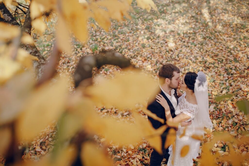Осенняя свадьба: почему стоит играть свадьбу осенью
